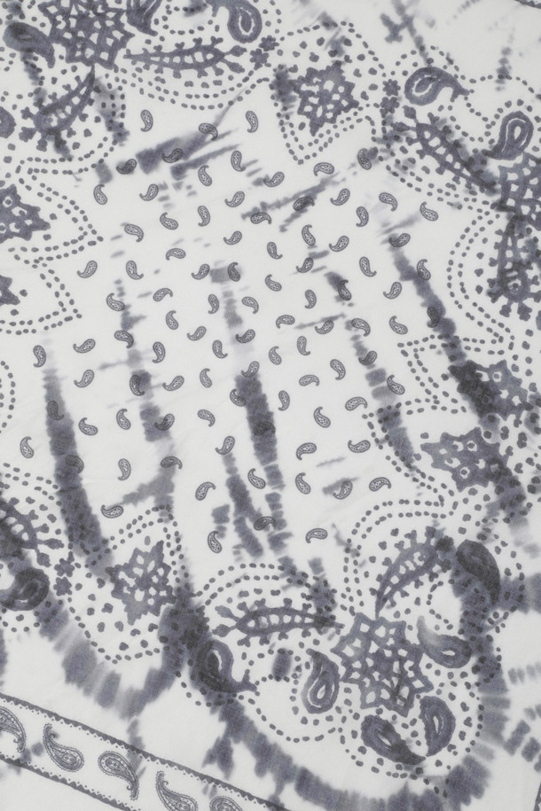 [series;] 쁘띠 패턴 머플러는 클래식하고 미니멀한 스타일을 추구하는 남성을 위한 패션 소품입니다. 가볍고 부드러운 레이온 소재로 제작되어 편안한 착용감을 선사하며, 쁘띠 기장과 정사각형 라인이 세련된 분위기를 더합니다. 은은한 홀치기 패턴이 돋보이며, 다양한 연출이 가능한 머플러 연출법 페이퍼가 함께 제공됩니다. 일상에서 포인트 아이템으로 활용하여 클래식한 무드를 연출해보세요.
