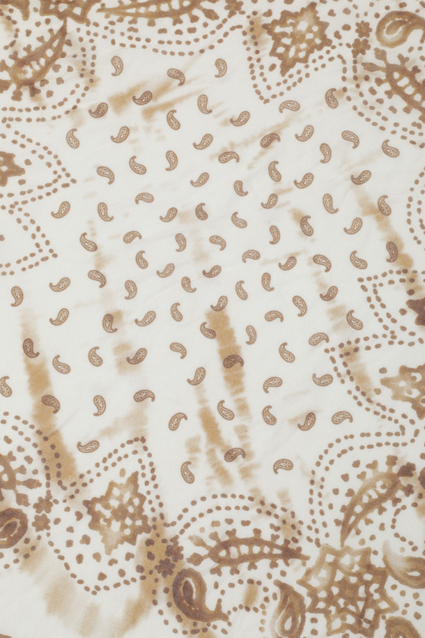 [series;] 쁘띠 패턴 머플러는 클래식한 무드를 연출하는 남성용 패션 소품입니다. 홀치기 패턴의 레이온 소재로 제작되어 부드러운 촉감을 선사하며, 쁘띠 기장과 정 스퀘어 라인으로 세련된 디자인을 강조합니다. 데이트룩이나 카페룩에 매치하여 스타일리시한 분위기를 연출할 수 있으며, 미니멀한 룩에도 포인트 아이템으로 활용하기 좋습니다. 머플러 연출법 페이퍼가 함께 구성되어 다양한 스타일을 시도할 수 있습니다.
