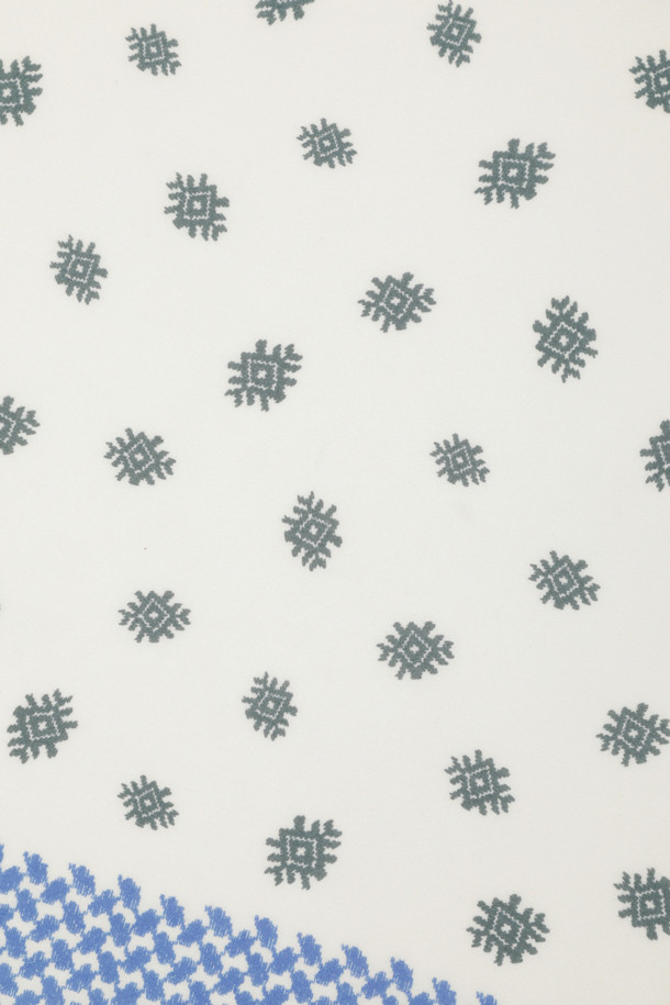 [series;] 요르단 패턴 아이보리 머플러는 부드러운 레이온 소재로 제작되어 실키한 촉감과 가벼운 착용감을 선사합니다. 아이보리 색상에 요르단 패턴이 더해져 미니멀, 클래식, 캐주얼 스타일 모두에 포인트 연출이 가능합니다. 얇은 두께로 제작되어 봄, 가을 간절기나 쌀쌀한 날씨에 카페룩, 산책룩 등 다양한 TPO에 활용하기 좋습니다. 스퀘어 디자인으로 다양한 스타일링을 연출할 수 있으며, 부드러운 촉감으로 편안하게 착용할 수 있습니다.
