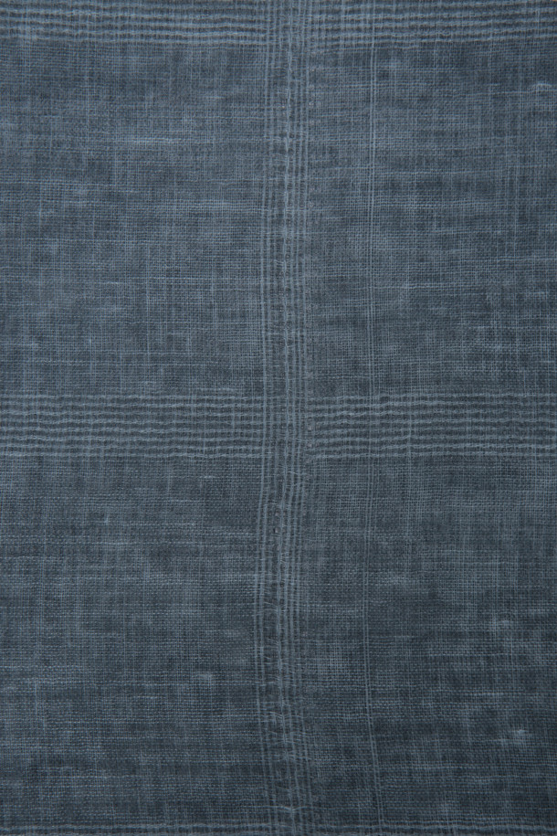 [series;] 워싱 블루 머플러는 가을, 겨울철에 활용하기 좋은 공용 머플러입니다. 부드러운 촉감과 얇은 두께로 편안하게 착용 가능하며, 워싱 가공으로 자연스러운 멋을 더했습니다. 체크 패턴과 프린지 디자인이 클래식, 미니멀, 캐주얼 스타일 모두에 잘 어울립니다. 가을 나들이룩이나 겨울 데일리룩에 포인트 아이템으로 활용하여 스타일리시함을 더해보세요. 롱, 와이드 사이즈로 다양한 연출이 가능하며, 스타일링 가이드도 함께 제공됩니다.
