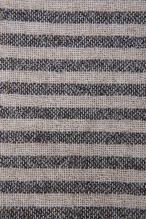 [series;] 믹스 스트라이프 울 머플러는 다양한 컬러감의 멀티 스트라이프 디자인으로 제작되었습니다. 울 혼방 소재로 부드러운 촉감을 선사하며, 가을, 겨울 시즌 보온성을 높여줍니다. 적당한 너비와 긴 길이감으로 가을 나들이룩, 겨울 데일리룩, 산책룩 등 다양한 TPO에 활용하기 좋습니다. 클래식, 캐주얼, 미니멀 스타일 모두 소화 가능하며, 프린지 장식으로 포인트를 더했습니다.
