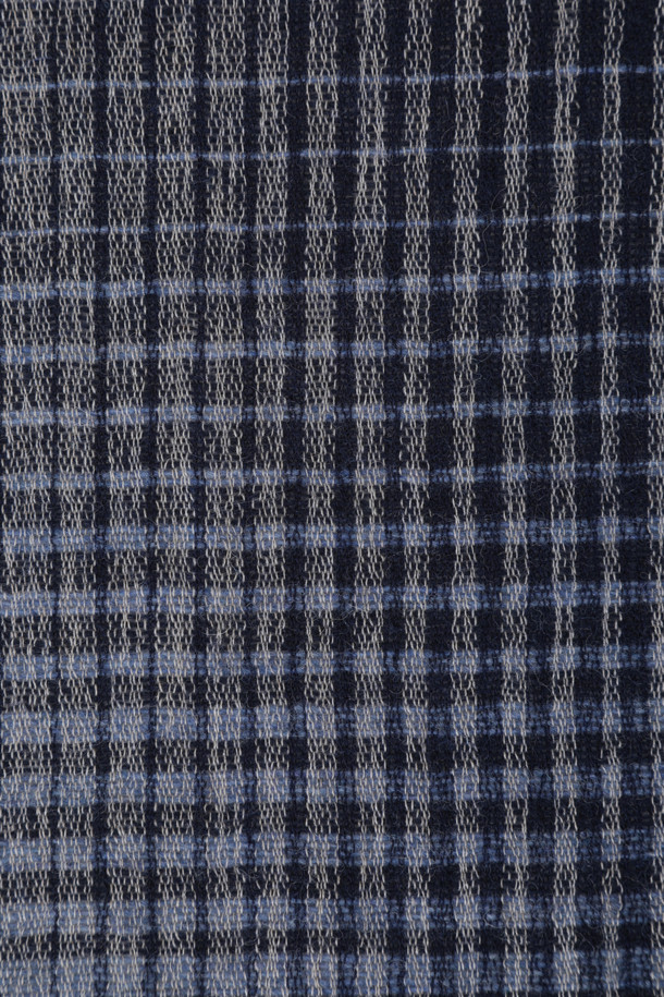 [series;] 블루 그라데이션 체크 머플러는 울과 레이온 혼방 소재로 제작되어 부드러운 촉감을 선사합니다. 블루 컬러를 바탕으로 체크 패턴과 그라데이션 디자인이 조화롭게 어우러져 세련된 느낌을 줍니다. 와이드한 너비와 롱한 길이감으로 다양한 스타일 연출이 가능하며, 프린지 장식이 포인트를 더합니다. 가을, 겨울철 데일리룩, 산책룩, 데이트룩 등 다양한 TPO에 활용하기 좋으며, 클래식, 미니멀, 캐주얼 스타일 모두 소화 가능합니다. 동봉된 연출법 페이퍼를 참고하여 나만의 개성을 표현해보세요.
