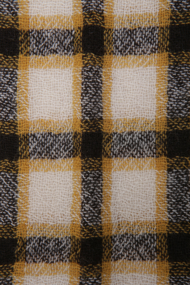 [series;] 옐로우 체크 울 머플러는 가을, 겨울 시즌을 위한 남성용 머플러입니다. 옐로우, 아이보리, 브라운 세 가지 색상으로, 체크 패턴과 부드러운 촉감의 울 소재가 특징입니다. 적당한 두께감과 와이드한 너비, 롱한 길이감으로 보온성을 높였으며, 프린지 디자인으로 포인트를 더했습니다. 겨울 데일리룩, 산책룩, 데이트룩 등 다양한 TPO에 맞춰 클래식, 미니멀, 캐주얼 스타일을 연출할 수 있으며, 머플러 연출법 페이퍼가 함께 제공됩니다.
