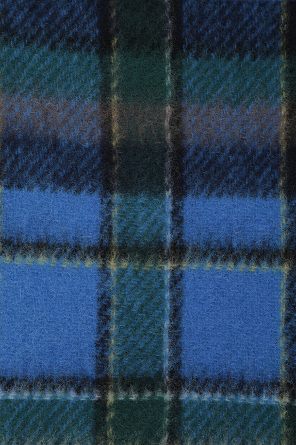 [series;] 블루 체크 울 머플러는 가을과 겨울, 쌀쌀한 날씨에 따뜻함과 스타일을 더해줄 머플러입니다. 부드러운 촉감의 울 소재로 제작되어 뛰어난 보온성을 자랑하며, 와이드한 사이즈로 넉넉하게 착용할 수 있습니다. 클래식, 미니멀, 캐주얼 등 다양한 스타일 연출이 가능하며, 체크 패턴과 프린지 장식이 은은한 포인트를 더합니다. 일상, 산책, 여행 등 다양한 TPO에 활용하여 따뜻하고 멋스러운 겨울 데일리룩을 완성해보세요. 블루 컬러가 세련된 분위기를 선사합니다.
