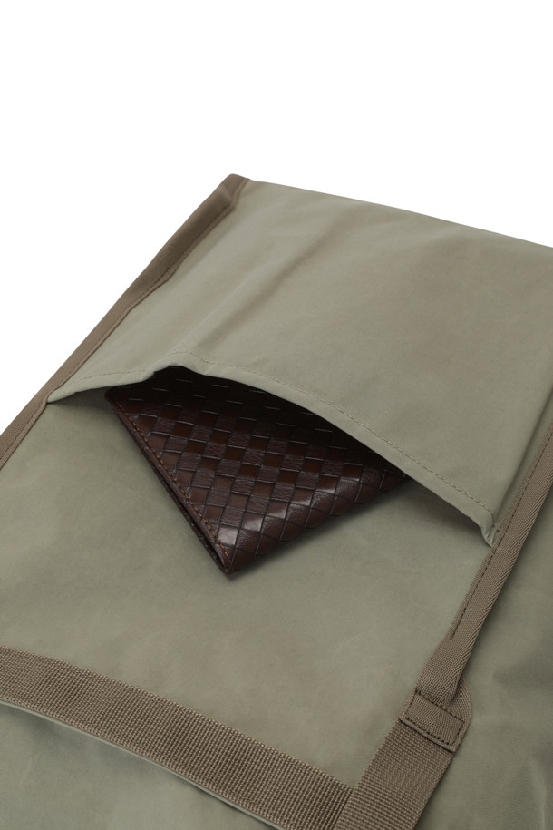 [series;] 나일론 라지 토트백은 넉넉한 수납공간과 세련된 디자인을 갖춘 남성용 토트백입니다. 튼튼한 나일론 소재에 사각 형태, 무지 디자인으로 제작되어 미니멀, 클래식, 시티보이 스타일을 추구하는 분들께 적합합니다. 라인 스트랩 디테일과 로고 가죽 패치가 은은한 포인트를 더하며, 앞면 포켓, 내부 분리 포켓, 컬러 안감, 그리고 접이식 상단 디자인으로 실용성을 높였습니다. 지퍼형 잠금 방식으로 내용물을 안전하게 보관할 수 있으며, 출근룩, 비즈니스 캐주얼, 여행룩 등 다양한 TPO에 매치하기 좋습니다.
