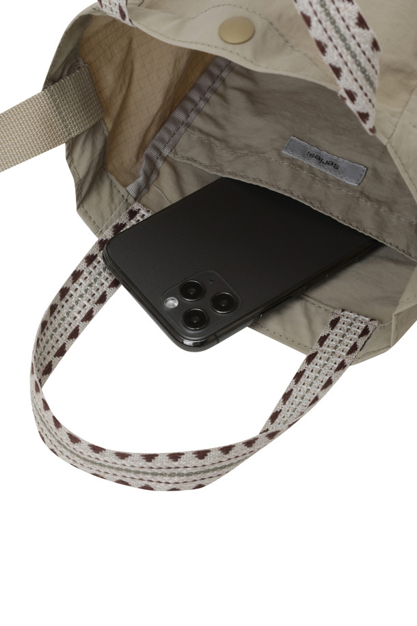 [series;] 요르단 스트랩 포인트 미니백은 가볍고 실용적인 남성용 미니백입니다. 립스탑 나일론 소재로 제작되어 내구성이 뛰어나며, 크로스백과 토트백으로 활용 가능한 스트랩이 특징입니다. 간편한 스냅 잠금 방식과 자수 및 로고 디자인 장식으로 포인트를 더했습니다. 일상생활은 물론, 가벼운 여행 시 동네 마실룩, 여행룩 등 캐주얼, 미니멀, 시티보이 스타일로 연출하기 좋습니다.
