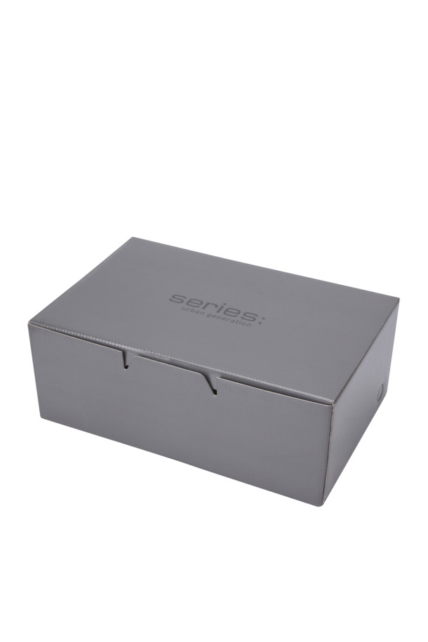 [series;] 톤온톤 믹스 스니커즈는 부드러운 소가죽과 스웨이드 소재를 사용하여 제작된 남성용 스니커즈입니다. 그레이 컬러의 무지 디자인으로, 캐주얼, 미니멀, 클래식 스타일 모두 소화 가능합니다. 발등 웨빙 스트랩으로 실루엣을 조절하여 편안한 착용감을 제공하며, 유연한 터치감과 미끄럼 방지 솔기 창이 특징입니다. 데이트룩, 쇼핑룩 등 다양한 TPO에 매치하여 스타일리시함을 연출할 수 있습니다. 사계절 내내 활용하기 좋은 아이템입니다.
