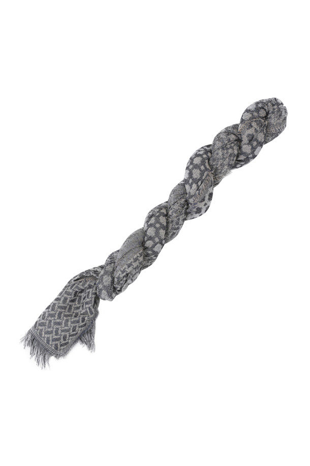 [series;] 나염 프린지 머플러는 레이온과 면 혼방 소재로 제작되어 가볍고 부드러운 촉감을 선사합니다. 가을, 겨울 시즌에 어울리는 이 머플러는 다양한 나염 디자인 믹스와 프린지 장식으로 클래식한 스타일을 연출합니다. 가을 나들이룩이나 겨울 데일리룩에 매치하여 멋스러운 포인트를 줄 수 있으며, 미니멀, 캐주얼 룩에도 잘 어울립니다. 제품과 함께 제공되는 연출법 페이퍼를 참고하여 더욱 다채로운 스타일링을 시도해 보세요.
