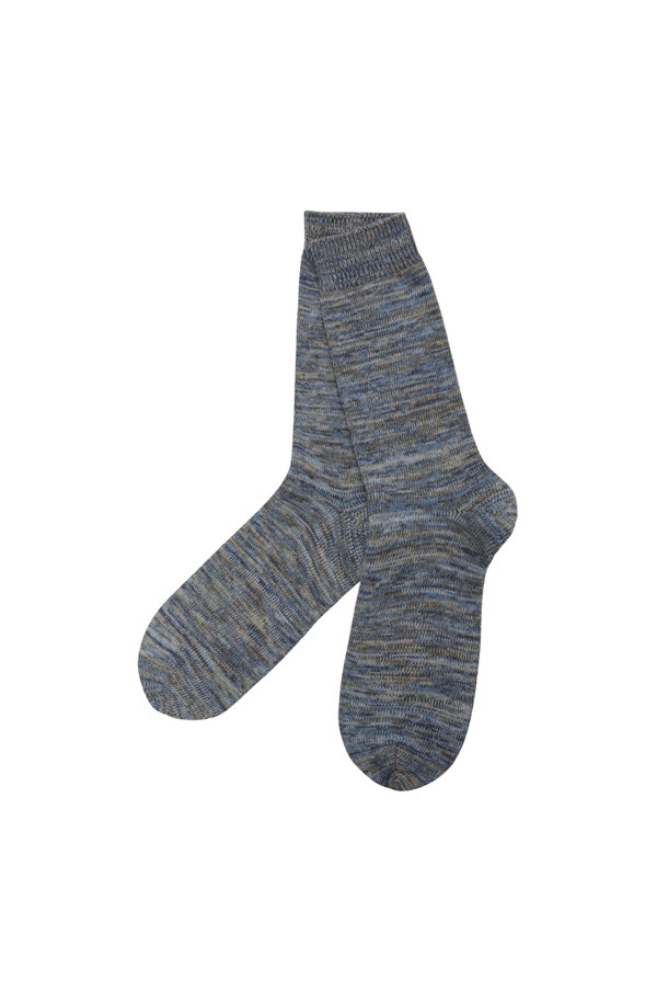 [series;] 옐로우 체크 울 머플러는 가을, 겨울 시즌을 위한 남성용 머플러입니다. 옐로우, 아이보리, 브라운 세 가지 색상으로, 체크 패턴과 부드러운 촉감의 울 소재가 특징입니다. 적당한 두께감과 와이드한 너비, 롱한 길이감으로 보온성을 높였으며, 프린지 디자인으로 포인트를 더했습니다. 겨울 데일리룩, 산책룩, 데이트룩 등 다양한 TPO에 맞춰 클래식, 미니멀, 캐주얼 스타일을 연출할 수 있으며, 머플러 연출법 페이퍼가 함께 제공됩니다.
