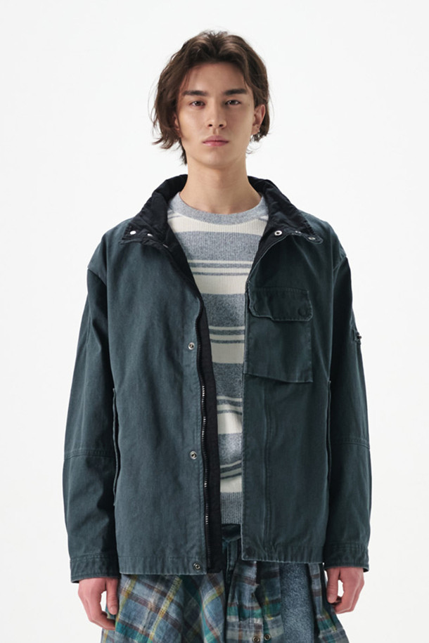 [series;] 워싱 센터 포켓 2023은 남성용 점퍼입니다. 봄, 가을에 착용하기 좋으며, 빈티지하면서도 캐주얼한 스타일을 연출합니다. 숏 기장의 면 소재, 루즈핏으로 편안하게 착용 가능하며, 하이넥 디자인과 센터 포켓 디테일이 특징입니다. 네이비 컬러에 버튼 여밈 방식이며, 피그 코팅 가공으로 은은한 멋을 더했습니다. 동네 마실룩이나 가을 나들이룩, 캐주얼, 미니멀, 클래식 스타일을 즐겨 입는 분들께 추천합니다.
