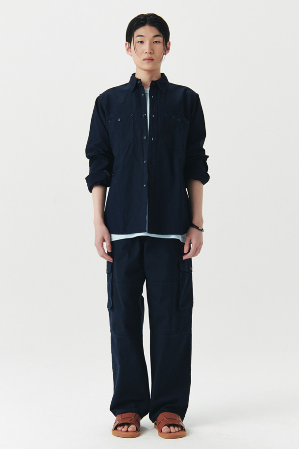 [SEUVAS] 인디고 샴브레이 워크 셔츠는 남성을 위한 캐주얼 & 베이직 스타일의 셔츠입니다. 인디고와 그레이 두 가지 컬러로 제공되며, 사계절 내내 착용 가능합니다. 데이트룩, 카페룩에 어울리는 워크웨어 스타일의 릴렉스 핏 셔츠로, 차이나칼라와 긴 소매 디자인이 특징입니다. 데님과 샴브레이 소재를 사용하여 자연스러운 탈색으로 빈티지한 멋을 더했습니다. 무지 패턴으로 어떤 옷에도 쉽게 매치할 수 있습니다.
