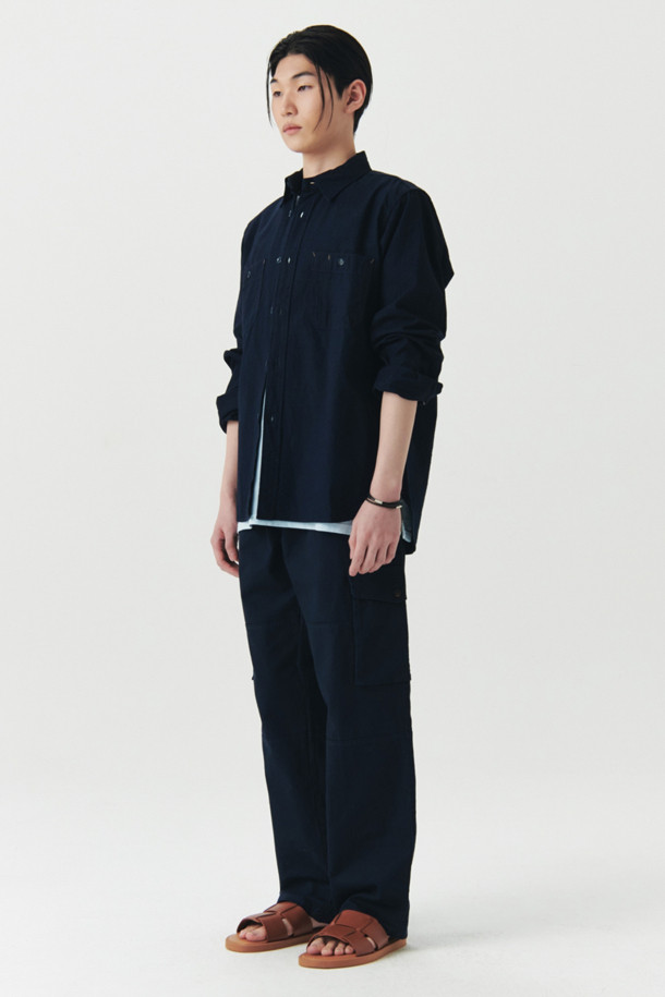 [SEUVAS] 인디고 샴브레이 워크 셔츠는 남성을 위한 캐주얼 & 베이직 스타일의 셔츠입니다. 인디고와 그레이 두 가지 컬러로 제공되며, 사계절 내내 착용 가능합니다. 데이트룩, 카페룩에 어울리는 워크웨어 스타일의 릴렉스 핏 셔츠로, 차이나칼라와 긴 소매 디자인이 특징입니다. 데님과 샴브레이 소재를 사용하여 자연스러운 탈색으로 빈티지한 멋을 더했습니다. 무지 패턴으로 어떤 옷에도 쉽게 매치할 수 있습니다.
