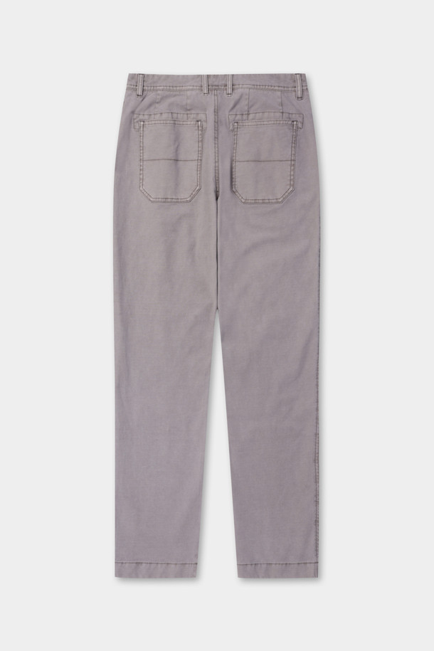 [series;] 데미지드 엣지 스트레이트 워시드 팬츠는 빈티지하고 캐주얼한 스타일을 선호하는 남성을 위한 바지입니다. 라벤더 컬러의 긴 기장 스트레이트핏 팬츠로, 봄, 여름, 가을 계절에 착용하기 좋습니다. 코튼과 스판 혼방의 부드러운 착용감을 선사하며, 워싱과 데미지 디테일, 슬럽 텍스처, 퍼커링, 요철감, 더블 스티치, 디스트레스 가공으로 빈티지한 무드를 더했습니다. 데이트룩과 쇼핑룩에 어울리는 캐주얼하고 미니멀한 디자인으로, 다양한 상의와 코디하여 개성 있는 스타일을 연출할 수 있습니다.
