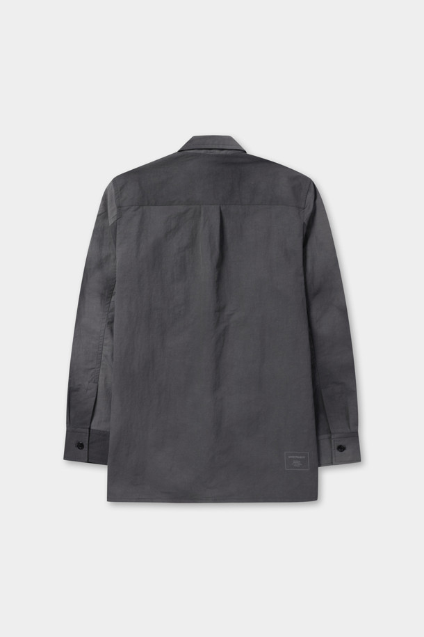 [노르스 프로젝트] 패치 포켓 절개 포인트 셔츠는 간절기에 착용하기 좋은 남성 셔츠입니다. 캐주얼, 미니멀, 클래식 스타일을 아우르는 디자인으로, 출근룩과 모임룩에 모두 잘 어울립니다. 루즈핏의 그레이 컬러 셔츠로, 무지 패턴에 패치 포켓과 절개 라인 디테일이 특징입니다. 긴소매로 제작되었으며, 버턴 여밈 방식과 매트한 촉감이 특징입니다. 아우터로도 활용 가능하여 실용성을 더했습니다.
