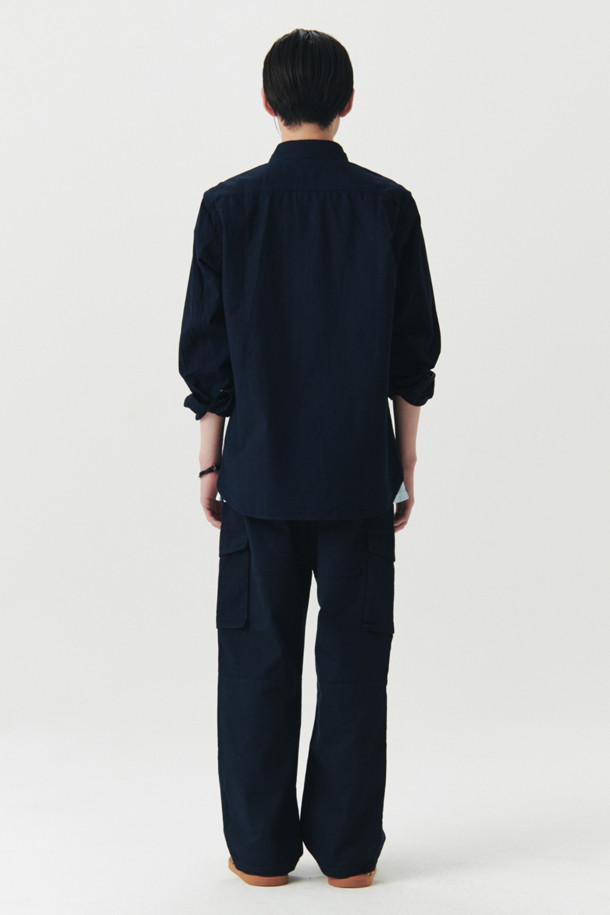 [SEUVAS] 인디고 샴브레이 워크 셔츠는 남성을 위한 캐주얼 & 베이직 스타일의 셔츠입니다. 인디고와 그레이 두 가지 컬러로 제공되며, 사계절 내내 착용 가능합니다. 데이트룩, 카페룩에 어울리는 워크웨어 스타일의 릴렉스 핏 셔츠로, 차이나칼라와 긴 소매 디자인이 특징입니다. 데님과 샴브레이 소재를 사용하여 자연스러운 탈색으로 빈티지한 멋을 더했습니다. 무지 패턴으로 어떤 옷에도 쉽게 매치할 수 있습니다.
