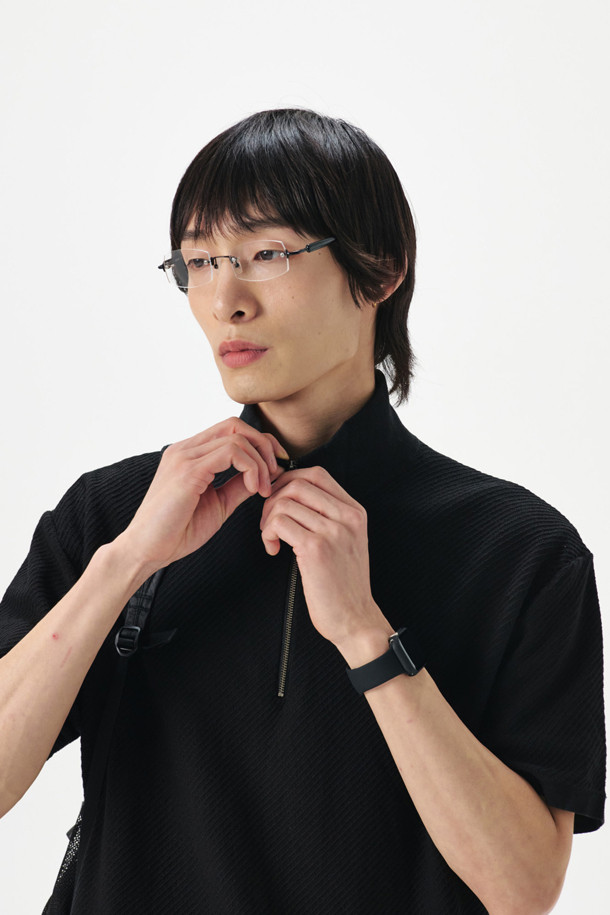 [series;] 코튼 하프 집업 반팔 니트는 부드러운 촉감의 면 소재로 제작되어 봄과 여름 시즌에 시원하게 착용하기 좋은 남성용 상의입니다. 베이직하고 미니멀한 스타일로, 데이트룩이나 카페룩 등 다양한 TPO에 활용할 수 있습니다. 하프 집업 디자인과 칼라넥, 하프넥 투웨이 스타일링이 가능하며, 사선 짜임과 리브 마감 처리로 포인트를 더했습니다. 레귤러 핏에 반소매 기장으로, 캐주얼, 미니멀, 클래식 등 폭넓은 스타일을 연출할 수 있는 블랙 컬러의 니트/스웨터입니다.
