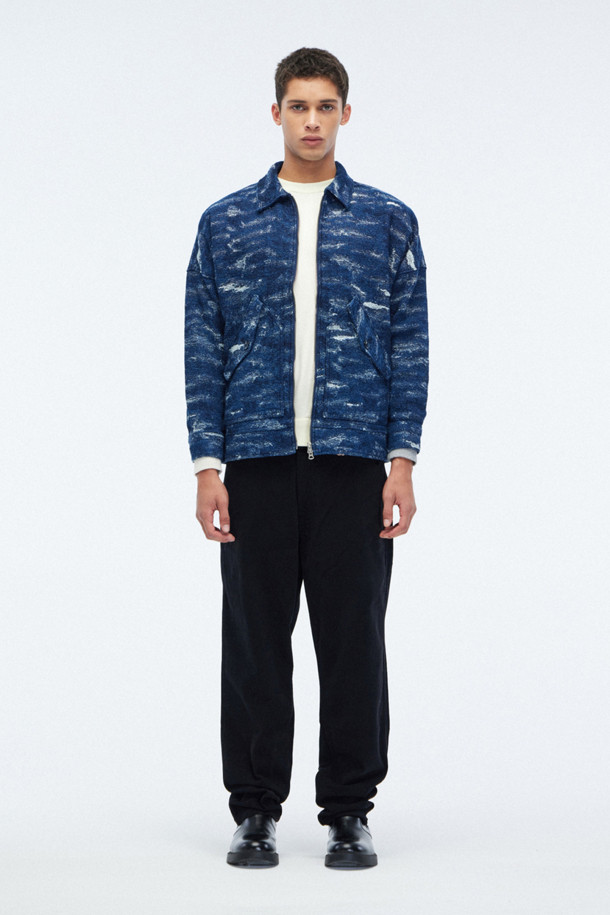 [HOMECORE] 자바리 트윌 팬츠는 일상과 캐주얼 스타일에 적합한 트윌 소재의 긴 바지입니다. 면과 스판덱스를 혼방하여 부드러운 촉감을 제공하며, 얇은 두께로 편안한 착용감을 선사합니다. 대각선 포켓과 벨트 아래 라이터 포켓, 뒷면 데님 스타일 포켓 등의 디테일이 돋보이며, 비건 가죽 스트랩과 라벨, 톤온톤 스티칭으로 포인트를 더했습니다. 베이직하면서도 캐주얼한 스타일로, 동네 마실룩이나 미니멀한 룩에 활용하기 좋습니다.
