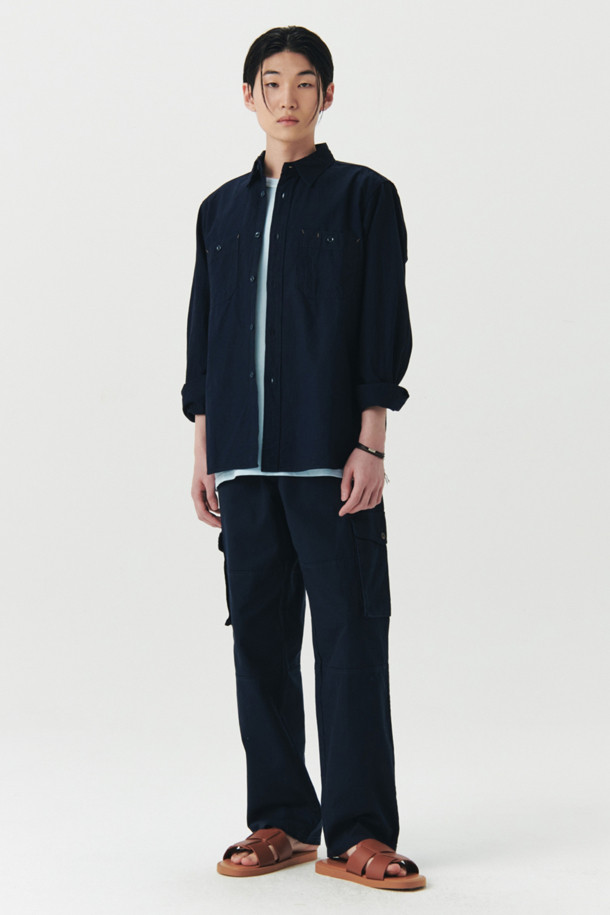 [SEUVAS] 인디고 샴브레이 워크 셔츠는 남성을 위한 캐주얼 & 베이직 스타일의 셔츠입니다. 인디고와 그레이 두 가지 컬러로 제공되며, 사계절 내내 착용 가능합니다. 데이트룩, 카페룩에 어울리는 워크웨어 스타일의 릴렉스 핏 셔츠로, 차이나칼라와 긴 소매 디자인이 특징입니다. 데님과 샴브레이 소재를 사용하여 자연스러운 탈색으로 빈티지한 멋을 더했습니다. 무지 패턴으로 어떤 옷에도 쉽게 매치할 수 있습니다.
