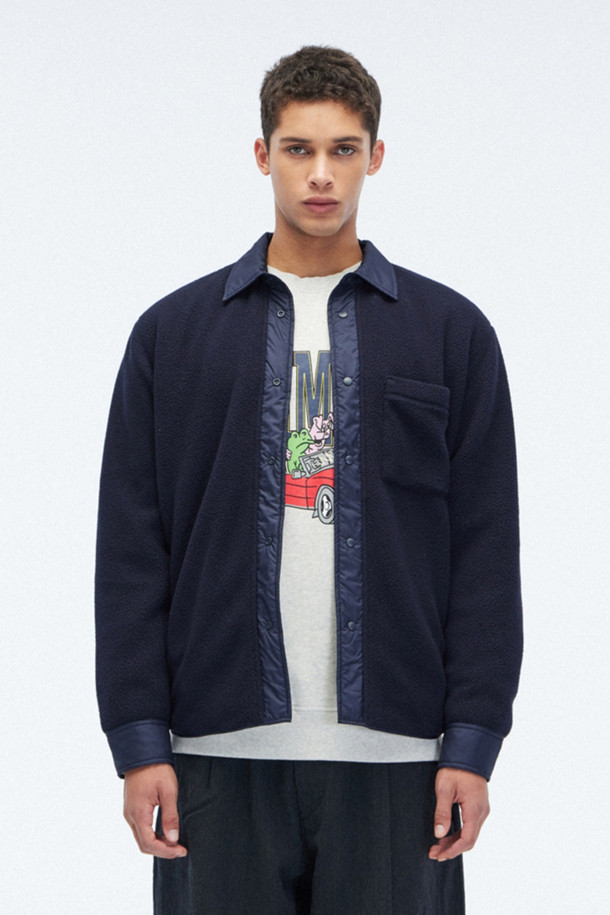 [노르스 프로젝트] 리버시블 플리스 오버셔츠는 남성용 플리스 재킷으로, 가을과 겨울철 일상복으로 활용하기 좋습니다. 네이비 컬러의 이 재킷은 양면 착용이 가능하며, POLARTEC® THERMAL PRO® 소재를 사용하여 보온성과 통기성을 동시에 갖췄습니다. 오버핏 디자인에 집업 스타일로, 퀼팅 패턴이 돋보이며 부드러운 촉감을 자랑합니다. 플리스 면 가슴 포켓과 퀼팅 면 핸드워머 포켓이 실용성을 더하며 경량 설계로 편안한 착용감을 제공합니다.
