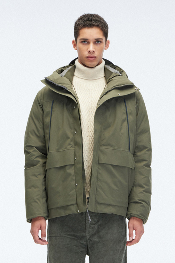 [노스 프로젝트] Nunk 2.0 고어텍스는 아웃도어 활동과 일상생활 모두에 적합한 남성용 파카입니다. 방수, 통기성, 보온, 속건 기능을 갖춘 고어텍스 소재를 사용하여 쾌적함을 유지하며, 재활용 나일론 100%로 제작되어 환경까지 생각했습니다. 750+ 필파워 다운 단열재와 EXPEDRY 속건 기술은 뛰어난 보온성을 제공하며, 밀리터리, 아웃도어 스타일을 연출합니다. COHESIVE 코드 조절 시스템, 핸드워머 포켓, 대용량 수납 포켓, 조절 가능한 소매 커프스와 후드로 편리함을 더했습니다. 등산룩, 겨울 데일리룩, 여행룩 등 다양한 스타일 연출이 가능합니다.
