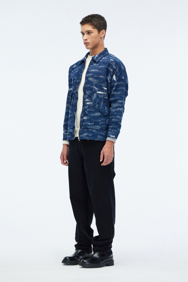 [HOMECORE] 자바리 트윌 팬츠는 일상과 캐주얼 스타일에 적합한 트윌 소재의 긴 바지입니다. 면과 스판덱스를 혼방하여 부드러운 촉감을 제공하며, 얇은 두께로 편안한 착용감을 선사합니다. 대각선 포켓과 벨트 아래 라이터 포켓, 뒷면 데님 스타일 포켓 등의 디테일이 돋보이며, 비건 가죽 스트랩과 라벨, 톤온톤 스티칭으로 포인트를 더했습니다. 베이직하면서도 캐주얼한 스타일로, 동네 마실룩이나 미니멀한 룩에 활용하기 좋습니다.
