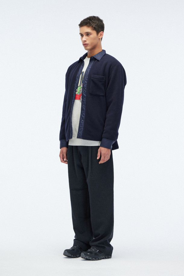 [노르스 프로젝트] 리버시블 플리스 오버셔츠는 남성용 플리스 재킷으로, 가을과 겨울철 일상복으로 활용하기 좋습니다. 네이비 컬러의 이 재킷은 양면 착용이 가능하며, POLARTEC® THERMAL PRO® 소재를 사용하여 보온성과 통기성을 동시에 갖췄습니다. 오버핏 디자인에 집업 스타일로, 퀼팅 패턴이 돋보이며 부드러운 촉감을 자랑합니다. 플리스 면 가슴 포켓과 퀼팅 면 핸드워머 포켓이 실용성을 더하며 경량 설계로 편안한 착용감을 제공합니다.
