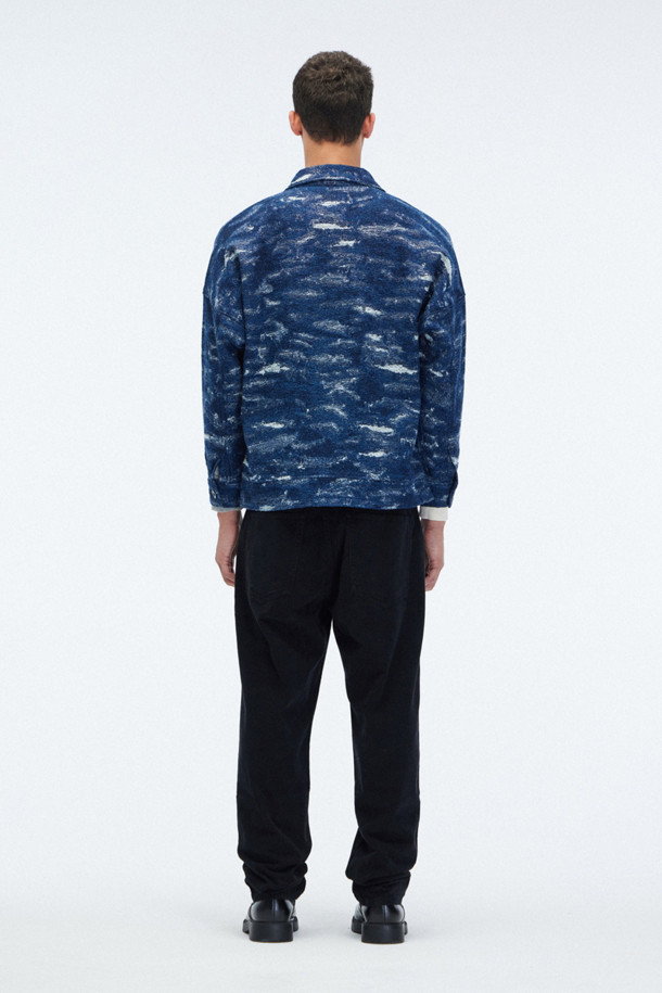 [HOMECORE] 자바리 트윌 팬츠는 일상과 캐주얼 스타일에 적합한 트윌 소재의 긴 바지입니다. 면과 스판덱스를 혼방하여 부드러운 촉감을 제공하며, 얇은 두께로 편안한 착용감을 선사합니다. 대각선 포켓과 벨트 아래 라이터 포켓, 뒷면 데님 스타일 포켓 등의 디테일이 돋보이며, 비건 가죽 스트랩과 라벨, 톤온톤 스티칭으로 포인트를 더했습니다. 베이직하면서도 캐주얼한 스타일로, 동네 마실룩이나 미니멀한 룩에 활용하기 좋습니다.
