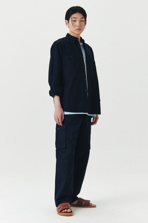 [SEUVAS] 인디고 샴브레이 워크 셔츠는 남성을 위한 캐주얼 & 베이직 스타일의 셔츠입니다. 인디고와 그레이 두 가지 컬러로 제공되며, 사계절 내내 착용 가능합니다. 데이트룩, 카페룩에 어울리는 워크웨어 스타일의 릴렉스 핏 셔츠로, 차이나칼라와 긴 소매 디자인이 특징입니다. 데님과 샴브레이 소재를 사용하여 자연스러운 탈색으로 빈티지한 멋을 더했습니다. 무지 패턴으로 어떤 옷에도 쉽게 매치할 수 있습니다.
