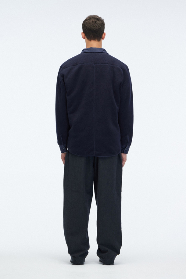 [노르스 프로젝트] 리버시블 플리스 오버셔츠는 남성용 플리스 재킷으로, 가을과 겨울철 일상복으로 활용하기 좋습니다. 네이비 컬러의 이 재킷은 양면 착용이 가능하며, POLARTEC® THERMAL PRO® 소재를 사용하여 보온성과 통기성을 동시에 갖췄습니다. 오버핏 디자인에 집업 스타일로, 퀼팅 패턴이 돋보이며 부드러운 촉감을 자랑합니다. 플리스 면 가슴 포켓과 퀼팅 면 핸드워머 포켓이 실용성을 더하며 경량 설계로 편안한 착용감을 제공합니다.
