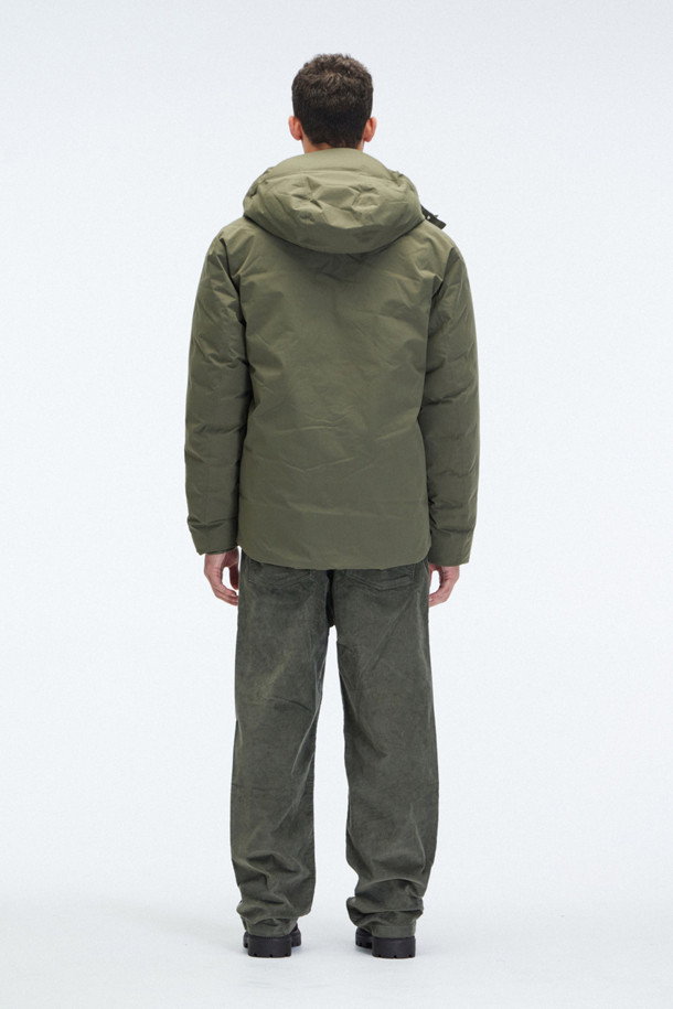 [노스 프로젝트] Nunk 2.0 고어텍스는 아웃도어 활동과 일상생활 모두에 적합한 남성용 파카입니다. 방수, 통기성, 보온, 속건 기능을 갖춘 고어텍스 소재를 사용하여 쾌적함을 유지하며, 재활용 나일론 100%로 제작되어 환경까지 생각했습니다. 750+ 필파워 다운 단열재와 EXPEDRY 속건 기술은 뛰어난 보온성을 제공하며, 밀리터리, 아웃도어 스타일을 연출합니다. COHESIVE 코드 조절 시스템, 핸드워머 포켓, 대용량 수납 포켓, 조절 가능한 소매 커프스와 후드로 편리함을 더했습니다. 등산룩, 겨울 데일리룩, 여행룩 등 다양한 스타일 연출이 가능합니다.
