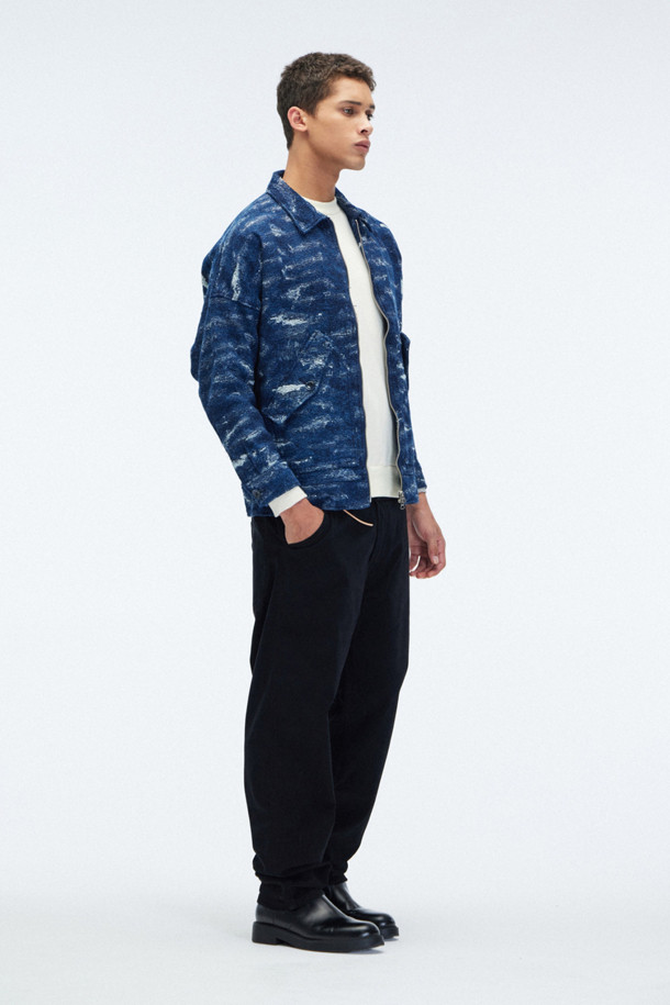 [HOMECORE] 자바리 트윌 팬츠는 일상과 캐주얼 스타일에 적합한 트윌 소재의 긴 바지입니다. 면과 스판덱스를 혼방하여 부드러운 촉감을 제공하며, 얇은 두께로 편안한 착용감을 선사합니다. 대각선 포켓과 벨트 아래 라이터 포켓, 뒷면 데님 스타일 포켓 등의 디테일이 돋보이며, 비건 가죽 스트랩과 라벨, 톤온톤 스티칭으로 포인트를 더했습니다. 베이직하면서도 캐주얼한 스타일로, 동네 마실룩이나 미니멀한 룩에 활용하기 좋습니다.
