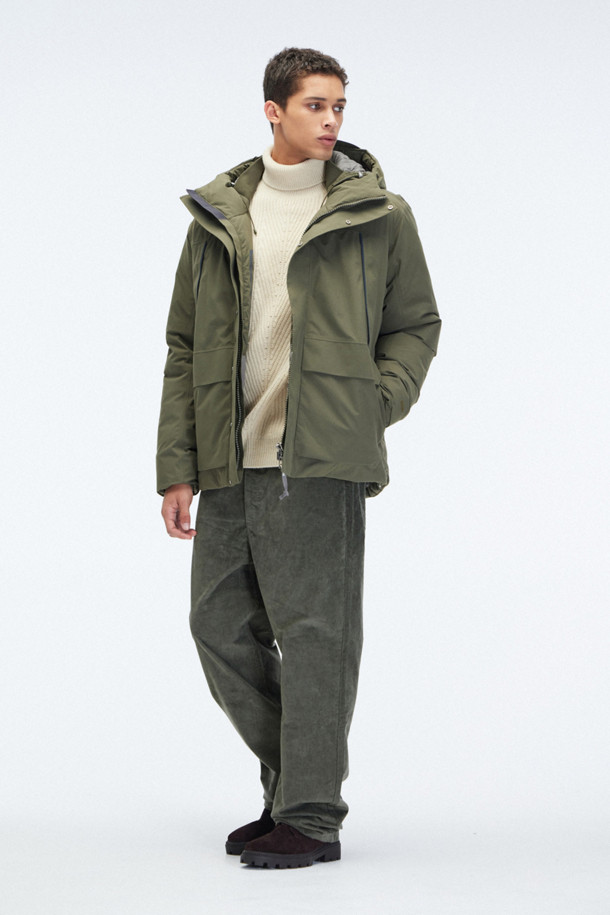 [노스 프로젝트] Nunk 2.0 고어텍스는 아웃도어 활동과 일상생활 모두에 적합한 남성용 파카입니다. 방수, 통기성, 보온, 속건 기능을 갖춘 고어텍스 소재를 사용하여 쾌적함을 유지하며, 재활용 나일론 100%로 제작되어 환경까지 생각했습니다. 750+ 필파워 다운 단열재와 EXPEDRY 속건 기술은 뛰어난 보온성을 제공하며, 밀리터리, 아웃도어 스타일을 연출합니다. COHESIVE 코드 조절 시스템, 핸드워머 포켓, 대용량 수납 포켓, 조절 가능한 소매 커프스와 후드로 편리함을 더했습니다. 등산룩, 겨울 데일리룩, 여행룩 등 다양한 스타일 연출이 가능합니다.
