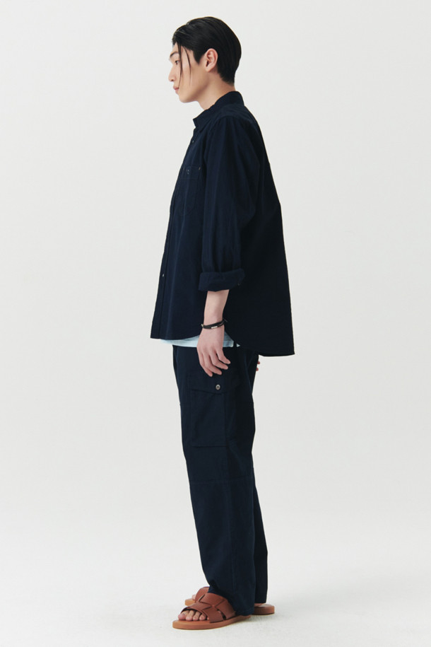 [SEUVAS] 인디고 샴브레이 워크 셔츠는 남성을 위한 캐주얼 & 베이직 스타일의 셔츠입니다. 인디고와 그레이 두 가지 컬러로 제공되며, 사계절 내내 착용 가능합니다. 데이트룩, 카페룩에 어울리는 워크웨어 스타일의 릴렉스 핏 셔츠로, 차이나칼라와 긴 소매 디자인이 특징입니다. 데님과 샴브레이 소재를 사용하여 자연스러운 탈색으로 빈티지한 멋을 더했습니다. 무지 패턴으로 어떤 옷에도 쉽게 매치할 수 있습니다.
