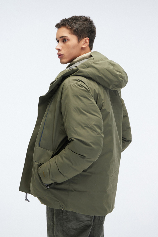 [노스 프로젝트] Nunk 2.0 고어텍스는 아웃도어 활동과 일상생활 모두에 적합한 남성용 파카입니다. 방수, 통기성, 보온, 속건 기능을 갖춘 고어텍스 소재를 사용하여 쾌적함을 유지하며, 재활용 나일론 100%로 제작되어 환경까지 생각했습니다. 750+ 필파워 다운 단열재와 EXPEDRY 속건 기술은 뛰어난 보온성을 제공하며, 밀리터리, 아웃도어 스타일을 연출합니다. COHESIVE 코드 조절 시스템, 핸드워머 포켓, 대용량 수납 포켓, 조절 가능한 소매 커프스와 후드로 편리함을 더했습니다. 등산룩, 겨울 데일리룩, 여행룩 등 다양한 스타일 연출이 가능합니다.
