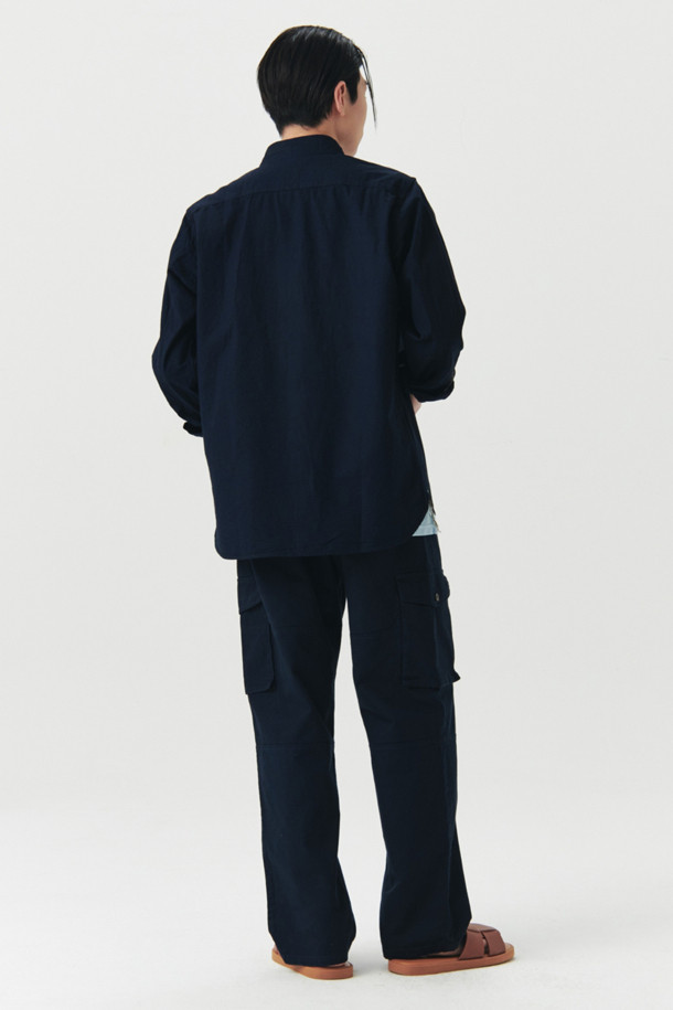 [SEUVAS] 인디고 샴브레이 워크 셔츠는 남성을 위한 캐주얼 & 베이직 스타일의 셔츠입니다. 인디고와 그레이 두 가지 컬러로 제공되며, 사계절 내내 착용 가능합니다. 데이트룩, 카페룩에 어울리는 워크웨어 스타일의 릴렉스 핏 셔츠로, 차이나칼라와 긴 소매 디자인이 특징입니다. 데님과 샴브레이 소재를 사용하여 자연스러운 탈색으로 빈티지한 멋을 더했습니다. 무지 패턴으로 어떤 옷에도 쉽게 매치할 수 있습니다.
