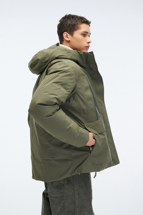 [노스 프로젝트] Nunk 2.0 고어텍스는 아웃도어 활동과 일상생활 모두에 적합한 남성용 파카입니다. 방수, 통기성, 보온, 속건 기능을 갖춘 고어텍스 소재를 사용하여 쾌적함을 유지하며, 재활용 나일론 100%로 제작되어 환경까지 생각했습니다. 750+ 필파워 다운 단열재와 EXPEDRY 속건 기술은 뛰어난 보온성을 제공하며, 밀리터리, 아웃도어 스타일을 연출합니다. COHESIVE 코드 조절 시스템, 핸드워머 포켓, 대용량 수납 포켓, 조절 가능한 소매 커프스와 후드로 편리함을 더했습니다. 등산룩, 겨울 데일리룩, 여행룩 등 다양한 스타일 연출이 가능합니다.
