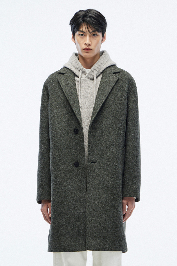 [series;] 울져지 코트는 간절기에 적합한 공용 아우터입니다. 멜란지 베이지 컬러의 무지 디자인으로, 클래식과 미니멀 스타일을 모두 만족시킵니다. 울과 캐시미어 혼방 소재로 제작되어 부드러운 촉감을 선사하며, 얇은 두께감으로 편안하게 착용 가능합니다. 수작업 마감, 3버튼 여밈, 칼라/라펠 보강 스티칭, 대각선 사이드 및 이너 포켓, 하프 라이닝, 특수 밑단 처리 등 디테일이 돋보입니다. 출근룩, 비즈니스 캐주얼, 모임룩에 활용하기 좋은, 시크한 매력의 클래식 코트입니다.
