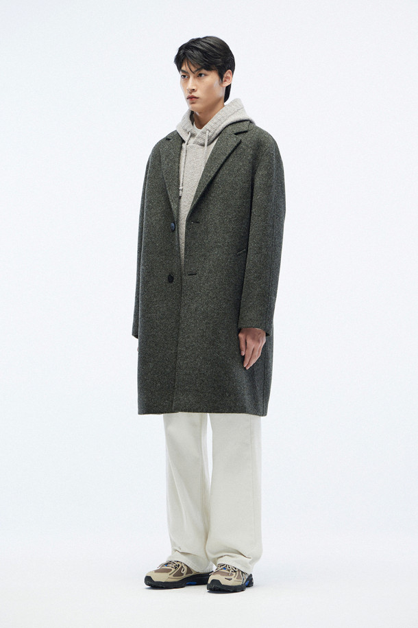 [series;] 울져지 코트는 간절기에 적합한 공용 아우터입니다. 멜란지 베이지 컬러의 무지 디자인으로, 클래식과 미니멀 스타일을 모두 만족시킵니다. 울과 캐시미어 혼방 소재로 제작되어 부드러운 촉감을 선사하며, 얇은 두께감으로 편안하게 착용 가능합니다. 수작업 마감, 3버튼 여밈, 칼라/라펠 보강 스티칭, 대각선 사이드 및 이너 포켓, 하프 라이닝, 특수 밑단 처리 등 디테일이 돋보입니다. 출근룩, 비즈니스 캐주얼, 모임룩에 활용하기 좋은, 시크한 매력의 클래식 코트입니다.
