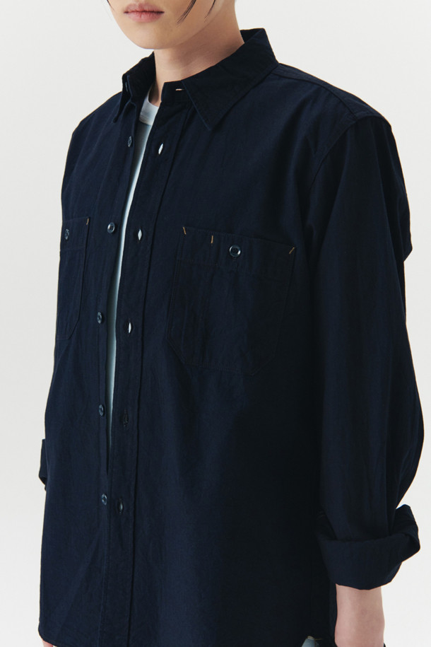 [SEUVAS] 인디고 샴브레이 워크 셔츠는 남성을 위한 캐주얼 & 베이직 스타일의 셔츠입니다. 인디고와 그레이 두 가지 컬러로 제공되며, 사계절 내내 착용 가능합니다. 데이트룩, 카페룩에 어울리는 워크웨어 스타일의 릴렉스 핏 셔츠로, 차이나칼라와 긴 소매 디자인이 특징입니다. 데님과 샴브레이 소재를 사용하여 자연스러운 탈색으로 빈티지한 멋을 더했습니다. 무지 패턴으로 어떤 옷에도 쉽게 매치할 수 있습니다.
