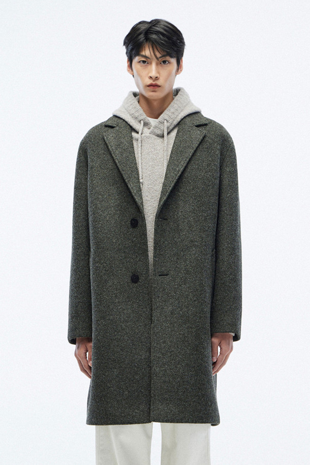 [series;] 울져지 코트는 간절기에 적합한 공용 아우터입니다. 멜란지 베이지 컬러의 무지 디자인으로, 클래식과 미니멀 스타일을 모두 만족시킵니다. 울과 캐시미어 혼방 소재로 제작되어 부드러운 촉감을 선사하며, 얇은 두께감으로 편안하게 착용 가능합니다. 수작업 마감, 3버튼 여밈, 칼라/라펠 보강 스티칭, 대각선 사이드 및 이너 포켓, 하프 라이닝, 특수 밑단 처리 등 디테일이 돋보입니다. 출근룩, 비즈니스 캐주얼, 모임룩에 활용하기 좋은, 시크한 매력의 클래식 코트입니다.
