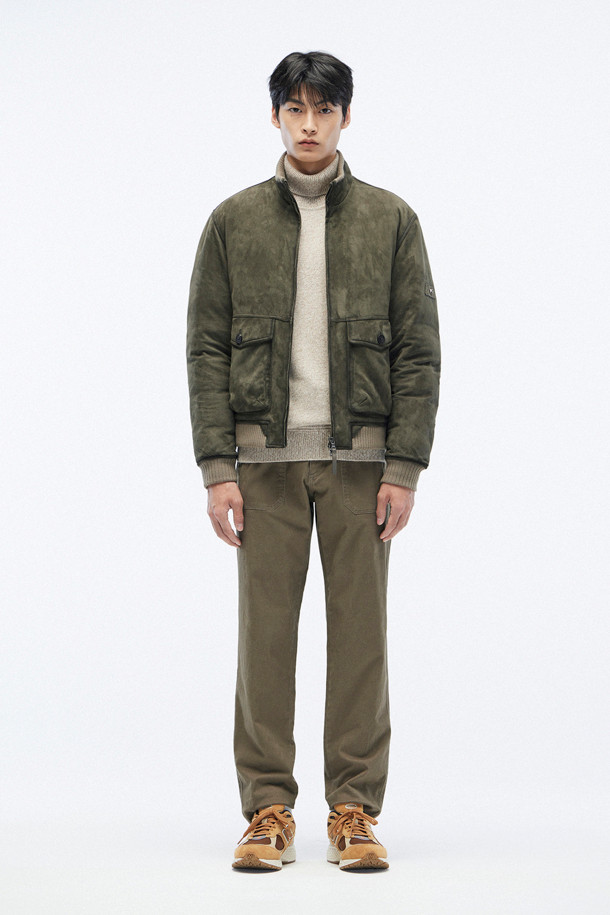 [series;] RELAXED (릴렉스드) 포켓 디테일 워크 팬츠는 워크웨어 특유의 실용성과 미니멀한 디자인을 결합한 바지입니다. 베이지 컬러의 코튼, 폴리우레탄 혼방 소재로 제작되어 부드러운 촉감과 편안한 착용감을 제공합니다. 릴렉스핏으로 활동성을 높였으며, 허리 스트링과 커브 패턴 허리, E밴딩으로 편안함을 더했습니다. 옆선 세로 주머니, 내구성이 높은 주머니감, 주머니 안쪽 원단 덧대기 등 꼼꼼한 디테일이 돋보이며, 데일리룩은 물론 워크샵룩으로도 활용 가능합니다. 트윌 패턴과 싱글 탑스티치로 워크웨어 스타일을 완성했습니다.
