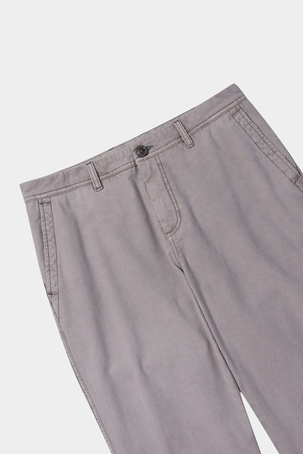 [series;] 데미지드 엣지 스트레이트 워시드 팬츠는 빈티지하고 캐주얼한 스타일을 선호하는 남성을 위한 바지입니다. 라벤더 컬러의 긴 기장 스트레이트핏 팬츠로, 봄, 여름, 가을 계절에 착용하기 좋습니다. 코튼과 스판 혼방의 부드러운 착용감을 선사하며, 워싱과 데미지 디테일, 슬럽 텍스처, 퍼커링, 요철감, 더블 스티치, 디스트레스 가공으로 빈티지한 무드를 더했습니다. 데이트룩과 쇼핑룩에 어울리는 캐주얼하고 미니멀한 디자인으로, 다양한 상의와 코디하여 개성 있는 스타일을 연출할 수 있습니다.
