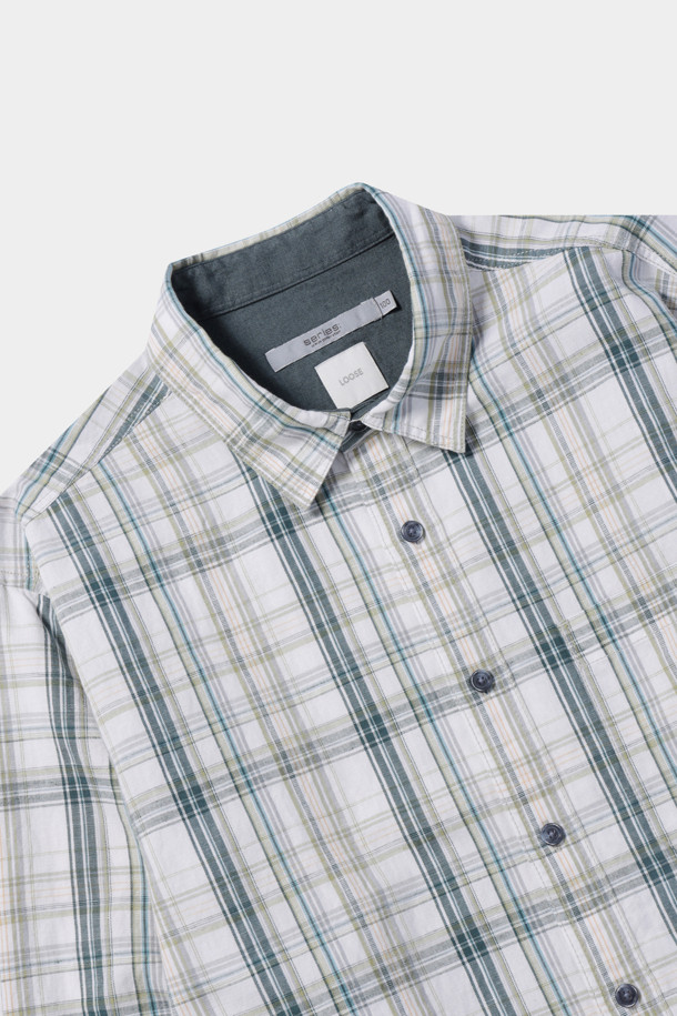 [시리즈;] 컬러 믹스 체크 셔츠는 남성용 상의로, 봄과 여름에 활용하기 좋은 넥밴드 스타일의 긴소매 셔츠입니다. 믹스 컬러의 체크 패턴이 빈티지하면서도 캐주얼한 분위기를 연출하며, 넥밴드와 커프스 안쪽의 배색 디테일이 돋보입니다. 마 혼방 소재로 제작되어 편안한 착용감을 선사하며, 바스트 부분의 아웃 포켓이 실용성을 더합니다. 동네 마실룩이나 여행룩 등 다양한 상황에서 캐주얼 또는 클래식 스타일로 연출하기 좋습니다.
