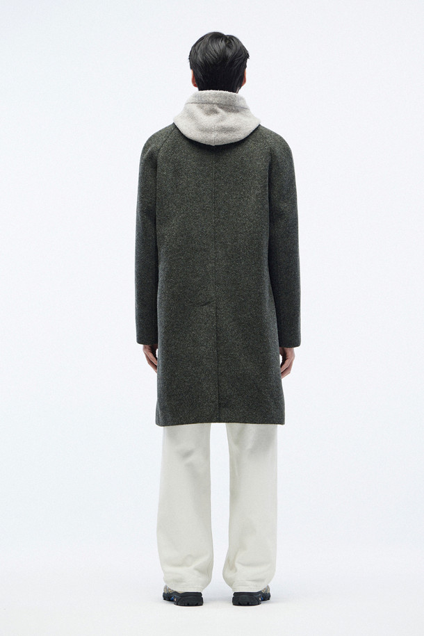 [series;] 울져지 코트는 간절기에 적합한 공용 아우터입니다. 멜란지 베이지 컬러의 무지 디자인으로, 클래식과 미니멀 스타일을 모두 만족시킵니다. 울과 캐시미어 혼방 소재로 제작되어 부드러운 촉감을 선사하며, 얇은 두께감으로 편안하게 착용 가능합니다. 수작업 마감, 3버튼 여밈, 칼라/라펠 보강 스티칭, 대각선 사이드 및 이너 포켓, 하프 라이닝, 특수 밑단 처리 등 디테일이 돋보입니다. 출근룩, 비즈니스 캐주얼, 모임룩에 활용하기 좋은, 시크한 매력의 클래식 코트입니다.
