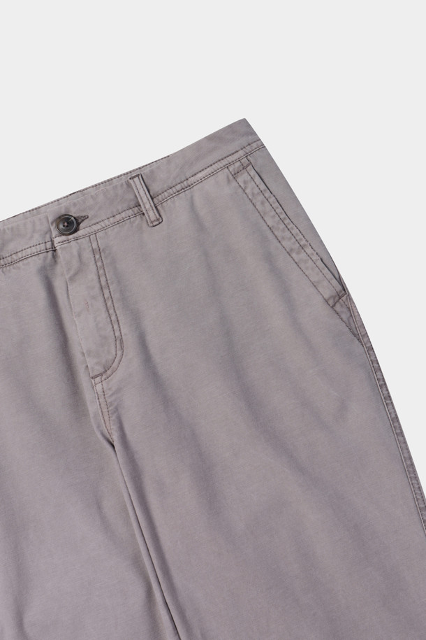 [series;] 데미지드 엣지 스트레이트 워시드 팬츠는 빈티지하고 캐주얼한 스타일을 선호하는 남성을 위한 바지입니다. 라벤더 컬러의 긴 기장 스트레이트핏 팬츠로, 봄, 여름, 가을 계절에 착용하기 좋습니다. 코튼과 스판 혼방의 부드러운 착용감을 선사하며, 워싱과 데미지 디테일, 슬럽 텍스처, 퍼커링, 요철감, 더블 스티치, 디스트레스 가공으로 빈티지한 무드를 더했습니다. 데이트룩과 쇼핑룩에 어울리는 캐주얼하고 미니멀한 디자인으로, 다양한 상의와 코디하여 개성 있는 스타일을 연출할 수 있습니다.
