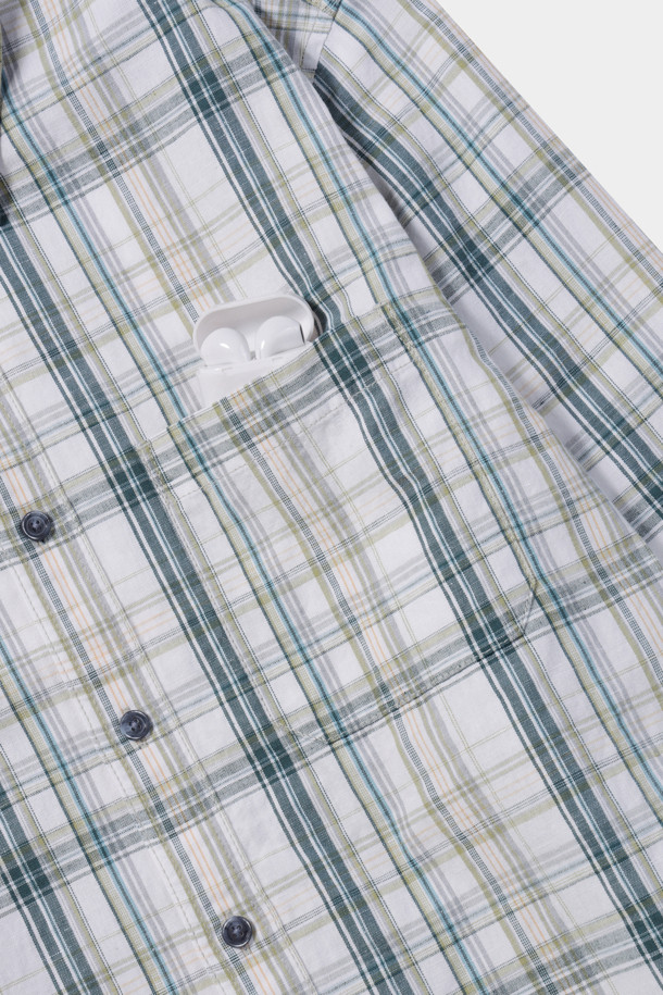 [시리즈;] 컬러 믹스 체크 셔츠는 남성용 상의로, 봄과 여름에 활용하기 좋은 넥밴드 스타일의 긴소매 셔츠입니다. 믹스 컬러의 체크 패턴이 빈티지하면서도 캐주얼한 분위기를 연출하며, 넥밴드와 커프스 안쪽의 배색 디테일이 돋보입니다. 마 혼방 소재로 제작되어 편안한 착용감을 선사하며, 바스트 부분의 아웃 포켓이 실용성을 더합니다. 동네 마실룩이나 여행룩 등 다양한 상황에서 캐주얼 또는 클래식 스타일로 연출하기 좋습니다.
