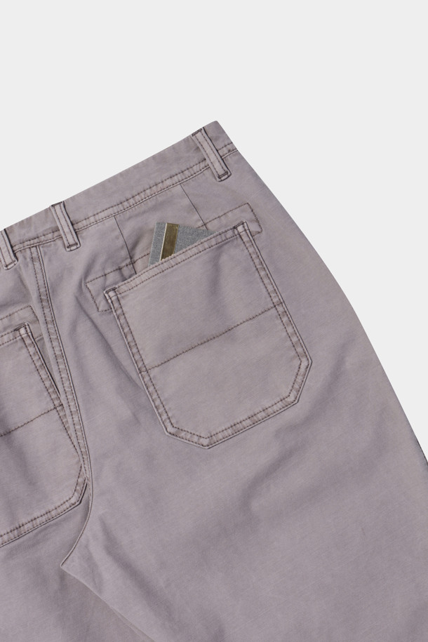 [series;] 데미지드 엣지 스트레이트 워시드 팬츠는 빈티지하고 캐주얼한 스타일을 선호하는 남성을 위한 바지입니다. 라벤더 컬러의 긴 기장 스트레이트핏 팬츠로, 봄, 여름, 가을 계절에 착용하기 좋습니다. 코튼과 스판 혼방의 부드러운 착용감을 선사하며, 워싱과 데미지 디테일, 슬럽 텍스처, 퍼커링, 요철감, 더블 스티치, 디스트레스 가공으로 빈티지한 무드를 더했습니다. 데이트룩과 쇼핑룩에 어울리는 캐주얼하고 미니멀한 디자인으로, 다양한 상의와 코디하여 개성 있는 스타일을 연출할 수 있습니다.
