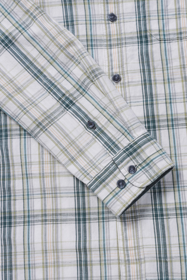 [시리즈;] 컬러 믹스 체크 셔츠는 남성용 상의로, 봄과 여름에 활용하기 좋은 넥밴드 스타일의 긴소매 셔츠입니다. 믹스 컬러의 체크 패턴이 빈티지하면서도 캐주얼한 분위기를 연출하며, 넥밴드와 커프스 안쪽의 배색 디테일이 돋보입니다. 마 혼방 소재로 제작되어 편안한 착용감을 선사하며, 바스트 부분의 아웃 포켓이 실용성을 더합니다. 동네 마실룩이나 여행룩 등 다양한 상황에서 캐주얼 또는 클래식 스타일로 연출하기 좋습니다.
