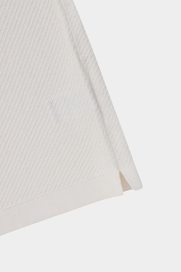 [series;] 코튼 하프집업 반팔 니트는 부드러운 코튼 소재로 제작되어 봄, 여름 시즌에 시원하게 착용하기 좋은 남성용 상의입니다. 베이직하고 캐주얼한 스타일로, 일상생활 어디에서든 편안하게 입을 수 있습니다. 하프넥 디자인과 하프 집업 스타일로, 칼라넥과 하프넥 두 가지 연출이 가능하며, 사선 짜임 디테일과 리브 마감으로 깔끔함을 더했습니다. 레귤러핏으로 제작되어 편안한 착용감을 선사하며, 동네 마실룩, 카페룩, 여행룩 등 다양한 TPO에 활용하기 좋습니다. 캐주얼, 미니멀, 클래식 스타일을 즐겨 입는 남성에게 추천합니다.
