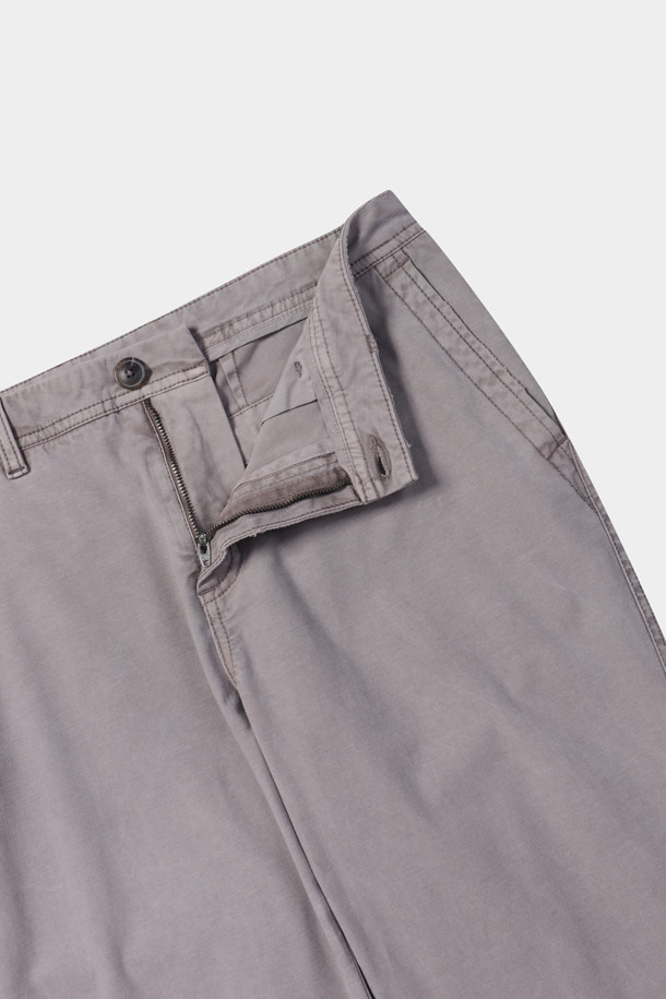 [series;] 데미지드 엣지 스트레이트 워시드 팬츠는 빈티지하고 캐주얼한 스타일을 선호하는 남성을 위한 바지입니다. 라벤더 컬러의 긴 기장 스트레이트핏 팬츠로, 봄, 여름, 가을 계절에 착용하기 좋습니다. 코튼과 스판 혼방의 부드러운 착용감을 선사하며, 워싱과 데미지 디테일, 슬럽 텍스처, 퍼커링, 요철감, 더블 스티치, 디스트레스 가공으로 빈티지한 무드를 더했습니다. 데이트룩과 쇼핑룩에 어울리는 캐주얼하고 미니멀한 디자인으로, 다양한 상의와 코디하여 개성 있는 스타일을 연출할 수 있습니다.
